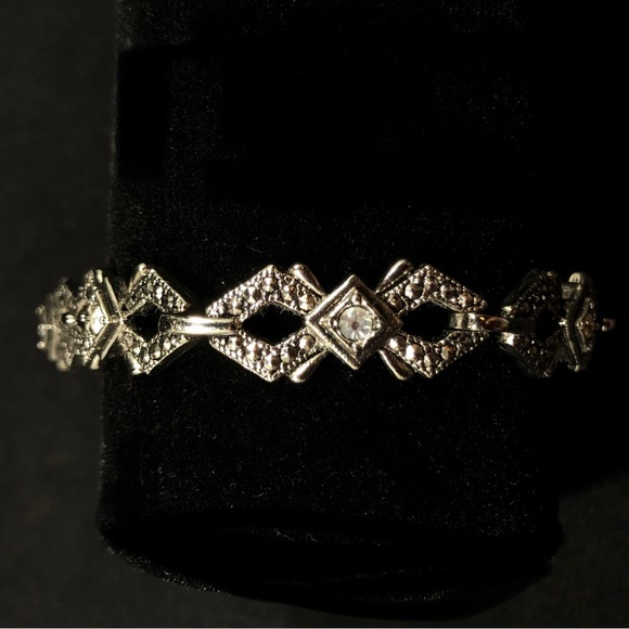 BRACELET - SILVER-TONE WITH 7 RHINESTONES EACH SET IN A SQUARE SETTING - Picture 8 of 16